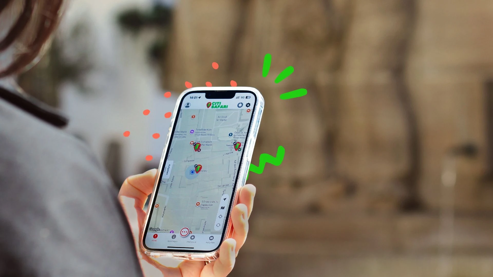 person spielt die rallye auf dem handy in der stadt